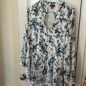 Vince Camuto size1x long sleeve gauzey type material with a white liner
